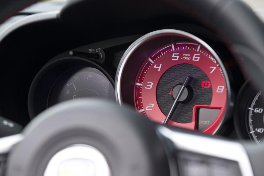 Панель приборов Abarth 124 Spider (348) 2016 года  (UK) (фото 7 из 24)